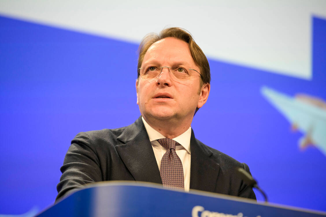 EU-Gesundheitskommissar Olivér Várhelyi zeigt sich bereit, die Zusammenarbeit der Mitgliedstaaten bei der Kontrolle zu fördern – zuständig für die Umsetzung der Regeln seien aber die Mitgliedstaaten. / © Imago/Zuma Press Wire