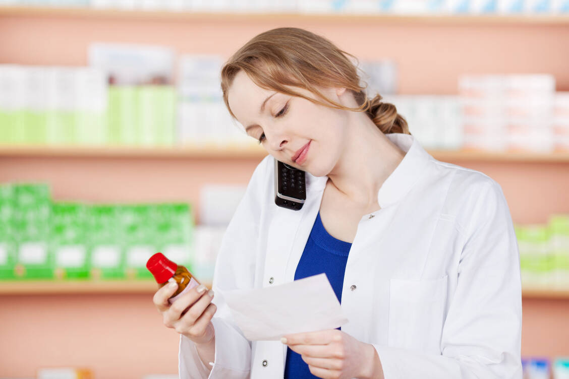 Die Versorgung von Geflüchteten in der Apotheke kann dazu führen, dass Apotheker mit den verordnenden Ärzten Rücksprache halten müssen.  / Foto: Adobe Stock/contrastwerkstatt