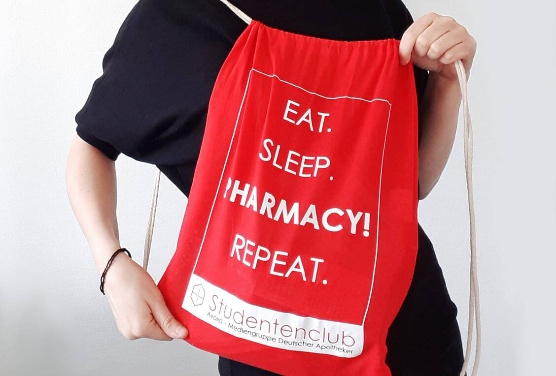 So sehen die Taschen aus, die die kommenden Pharmazie-Erstsemester in ihren neuen Lebensabschnitt begleiten sollen.  / Foto: Avoxa Mediengruppe
