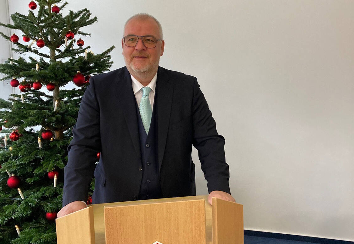 Den Blick in die Zukunft für die Vor-Ort-Apotheke wagt der Präsident der Apothekerkammer Brandenburg Jens Dobbert kaum. Die vielen Veränderungen werden laut seiner Prognose eine Schließungswelle nach sich ziehen.  / Foto: PZ/Evans
