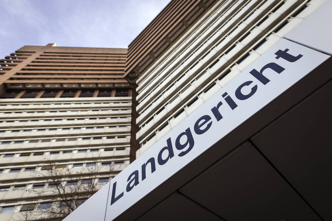 Vor vier Jahren starben eine Frau und ihr ungeborenes Kind, nachdem sie eine verunreinigte Glucose-Lösung aus einer Kölner Apotheke getrunken hatte. Heute begann der Prozess vor dem Kölner Landgericht. / Foto: Imago/Future Image