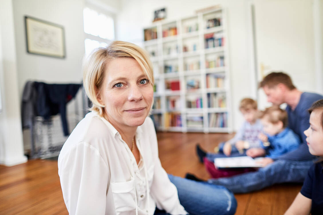 Die Wechseljahre sind für Frauen meist eine Zeit, in der sie beruflich und privat stark in Anspruch genommen werden. Für psychische Symptome suchen viele daher zunächst äußere Ursachen. / Foto: Getty Images/Oliver Rossi