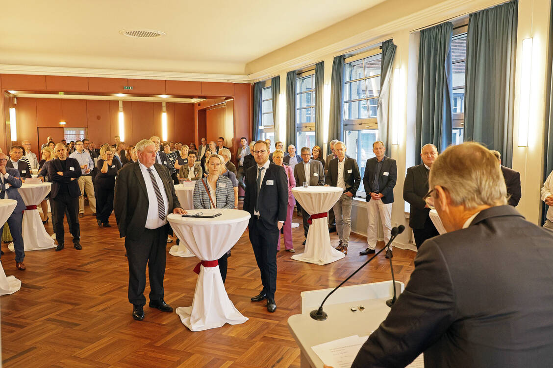 Beim Sommerempfang waren laut AVNR über 100 Gäste aus dem Gesundheitswesen, darunter Politiker, Vertreter des NRW-Gesundheitsministeriums, der Ärzteschaft, Krankenkassen, Krankenhäuser, des Pharmazeutischen Großhandels und der Arzneimittelhersteller. / Foto: AVNR/Alois Müller