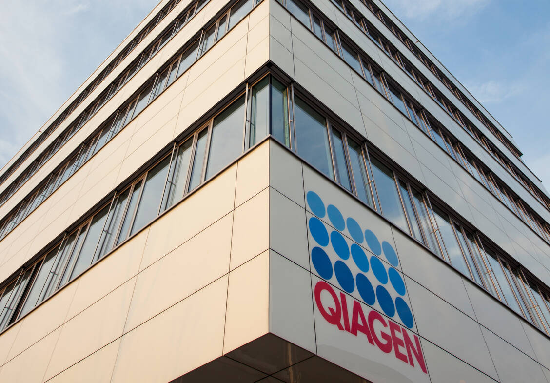 Die Zeiten sind zurzeit unruhig beim Biotec Unternehmen Qiagen. Die Aktie verliert über 20 Prozent und auch ein Stellenabbau wird nicht ausgeschlossen.  / Foto: Qiagen