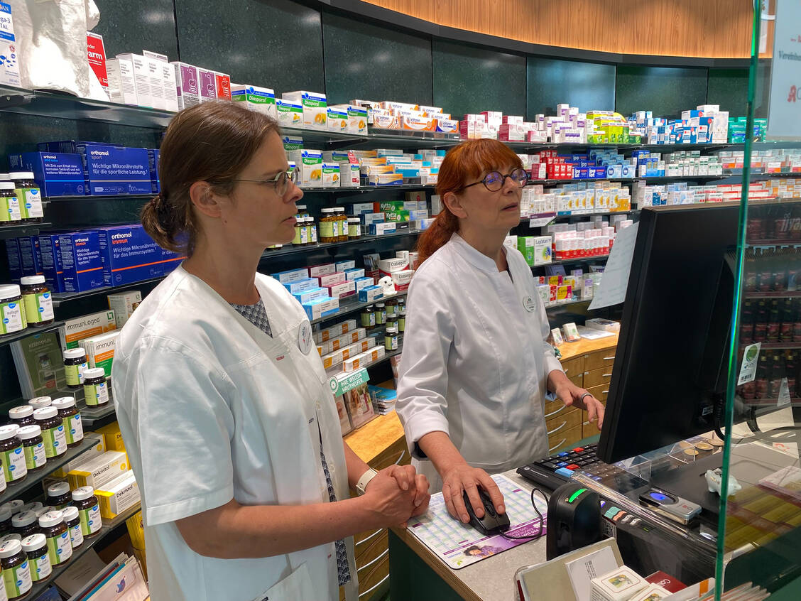 Apothekerin Anke Rüdinger zeigt ihrer Mitarbeiterin etwas am Computer. / © PZ/ Alexandra Amanatidou