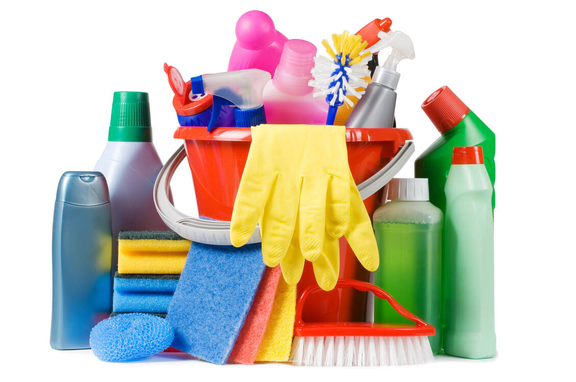 In jedem Haushalt finden sich viele verschiedene Putzmittel, die nicht zuletzt wegen ihres ansprechenden und bunten Produktdesigns Kleinkinder dazu verlocken, sie zu »probieren«. / Foto: Adobe Stock/Vladimir Voronin