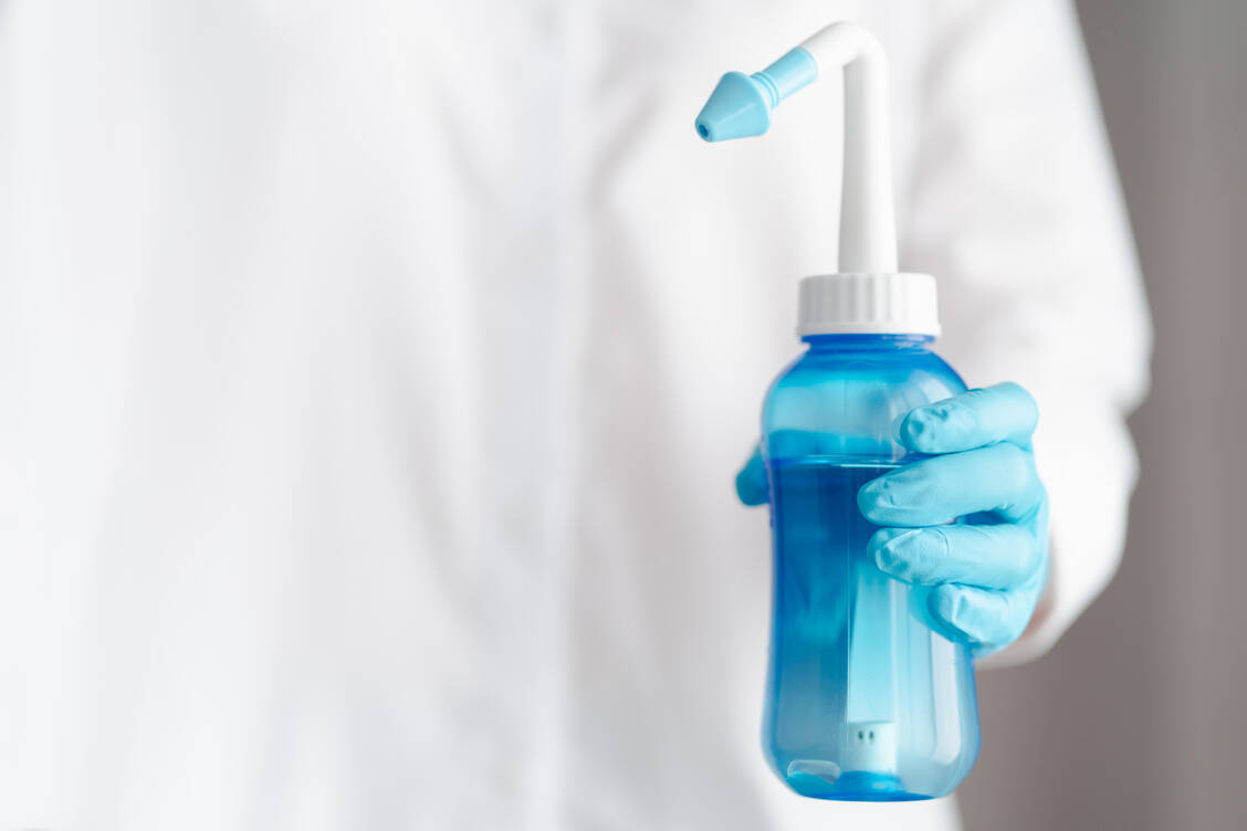 Nasenspülungen mit größeren Volumina hätten gegenüber einem Spray den Vorteil, dass sie die gesamte Nasenschleimhaut besser erreichen, erklärte der HNO-Arzt Professor Dr. Rainer Weber gegenüber der PZ. / Foto: Adobe Stock / angyim