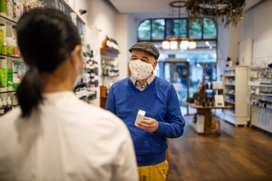Hygienevorschriften erschweren ein positives Kundenerlebnis in der Apotheke. Hier gilt es kreativ zu werden. / Foto: Getty Images/Luis Alvarez