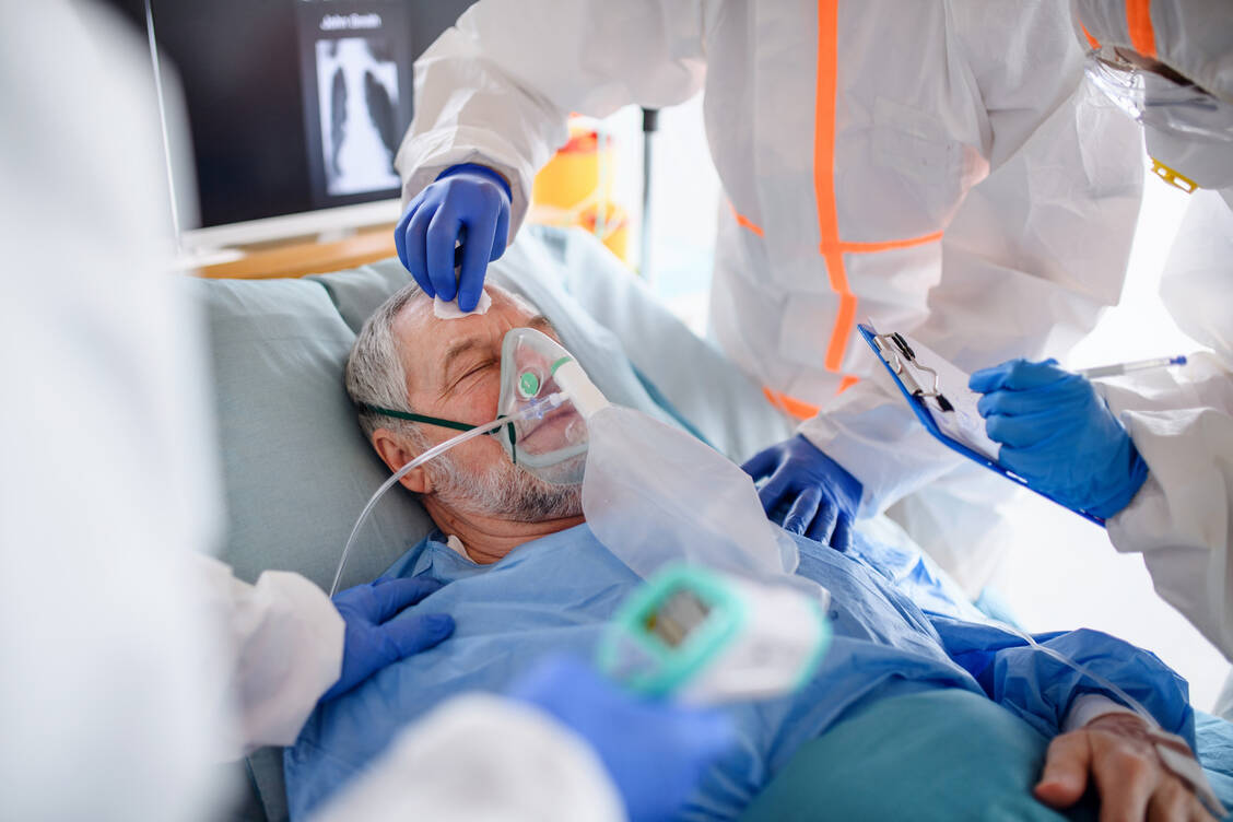 Eine invasive Beatmung sollte bei Covid-19-Patienten so spät wie möglich erfolgen. / Foto: Adobe Stock/Halfpoint