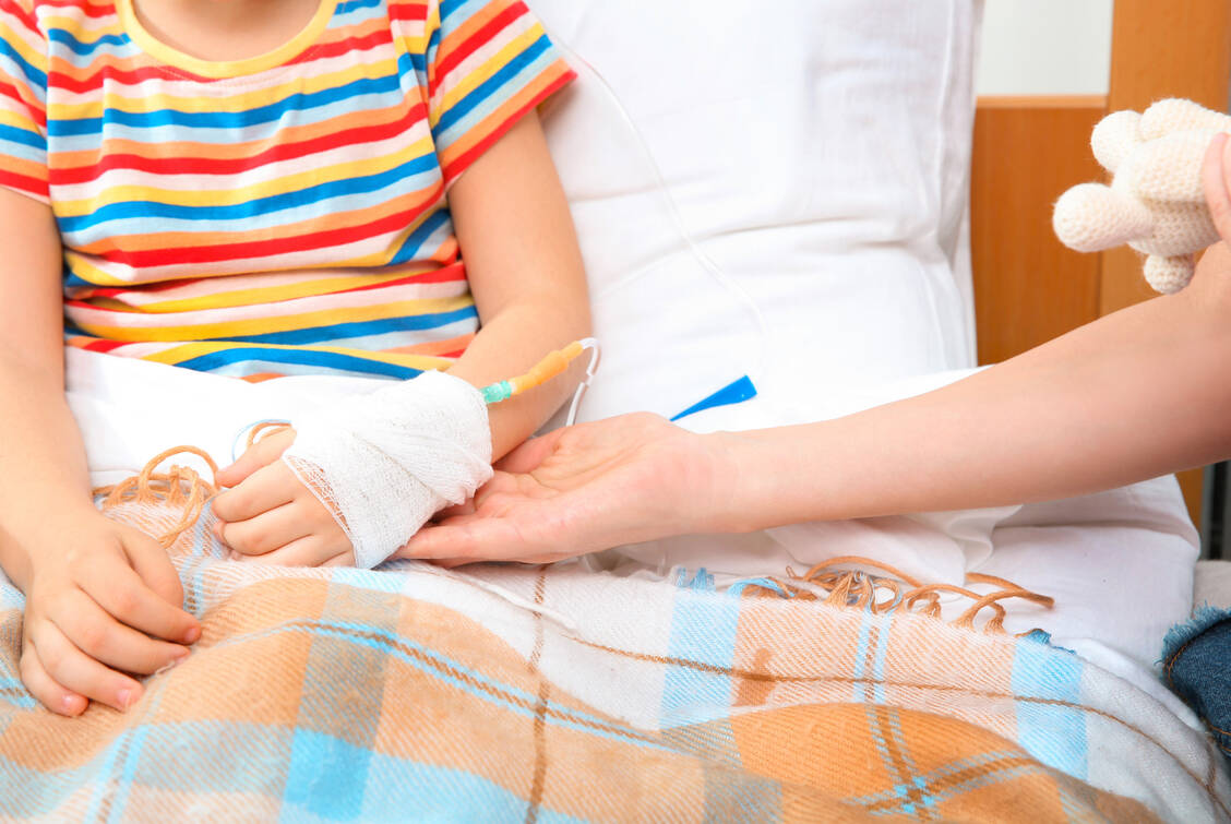 Bei manchen Speicherkrankheiten ist eine Enzymersatztherapie möglich. Die Patienten brauchen lebenslang regelmäßig Infusionen mit dem fehlenden Enzym. / Foto: Adobe Stock/New Africa