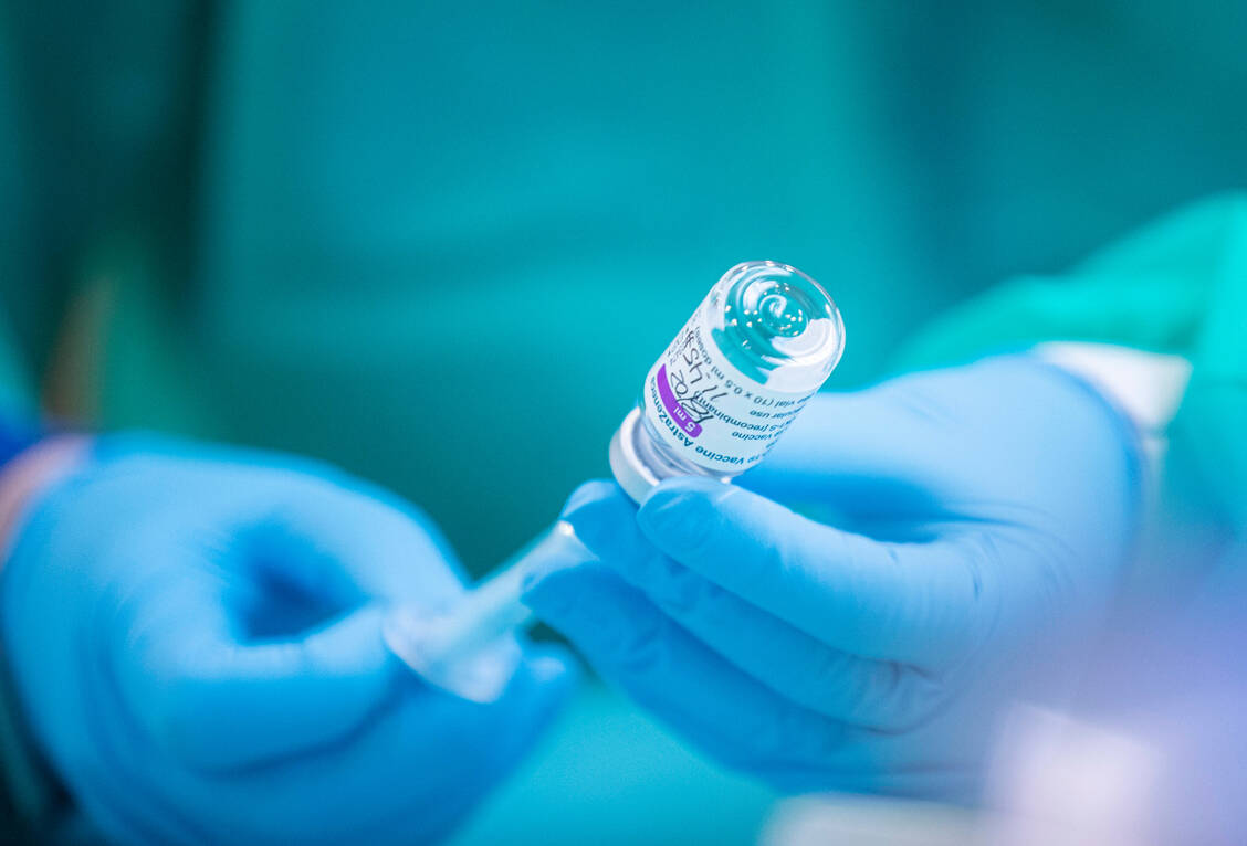 Im Kreis Euskirchen wurde die Verimpfung des Covid-19-Impfstoffs von Astra-Zeneca an Frauen unter 55 Jahren vorerst vorsorglich ausgesetzt. / Foto: imago images/Lagencia