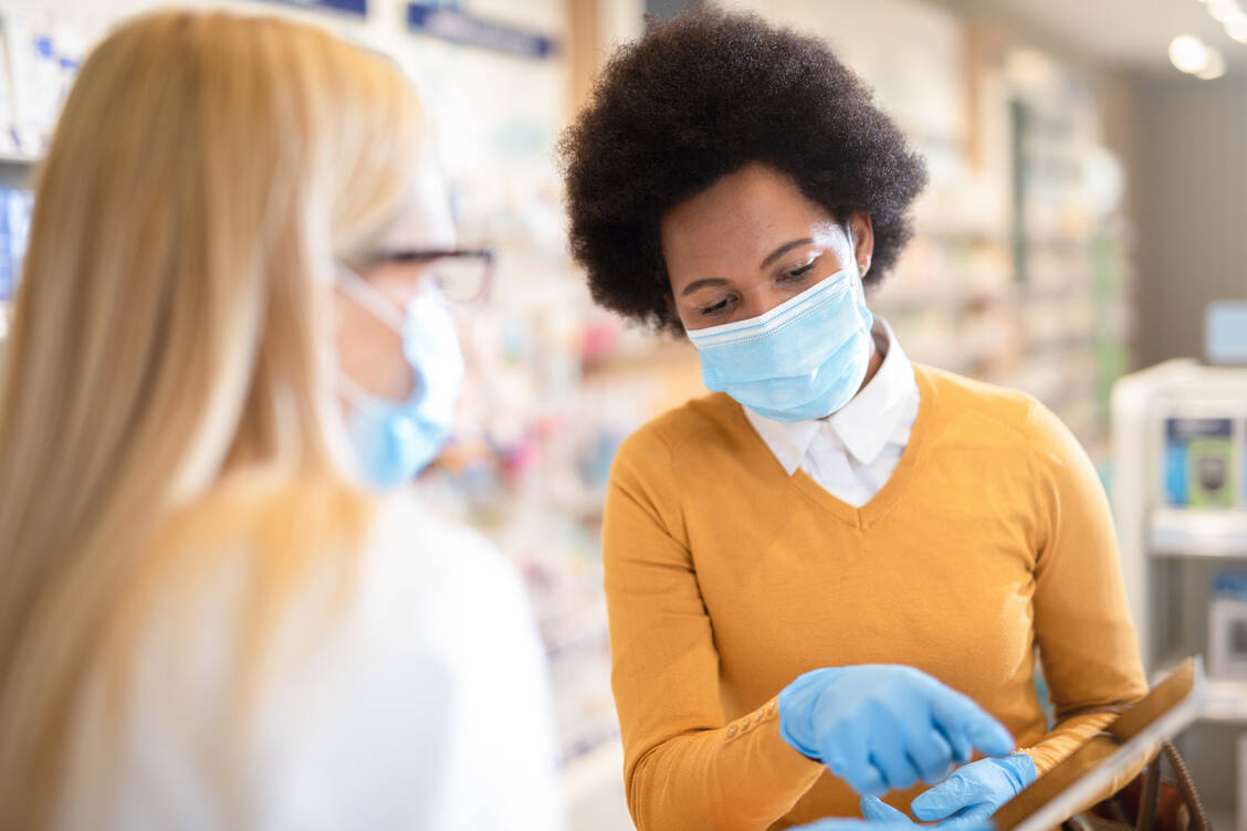 In der Apotheke können geimpfte Personen bald einen digitalen Covid-19-Impfnachweis erhalten.  / Foto: Getty Images/DjelicS