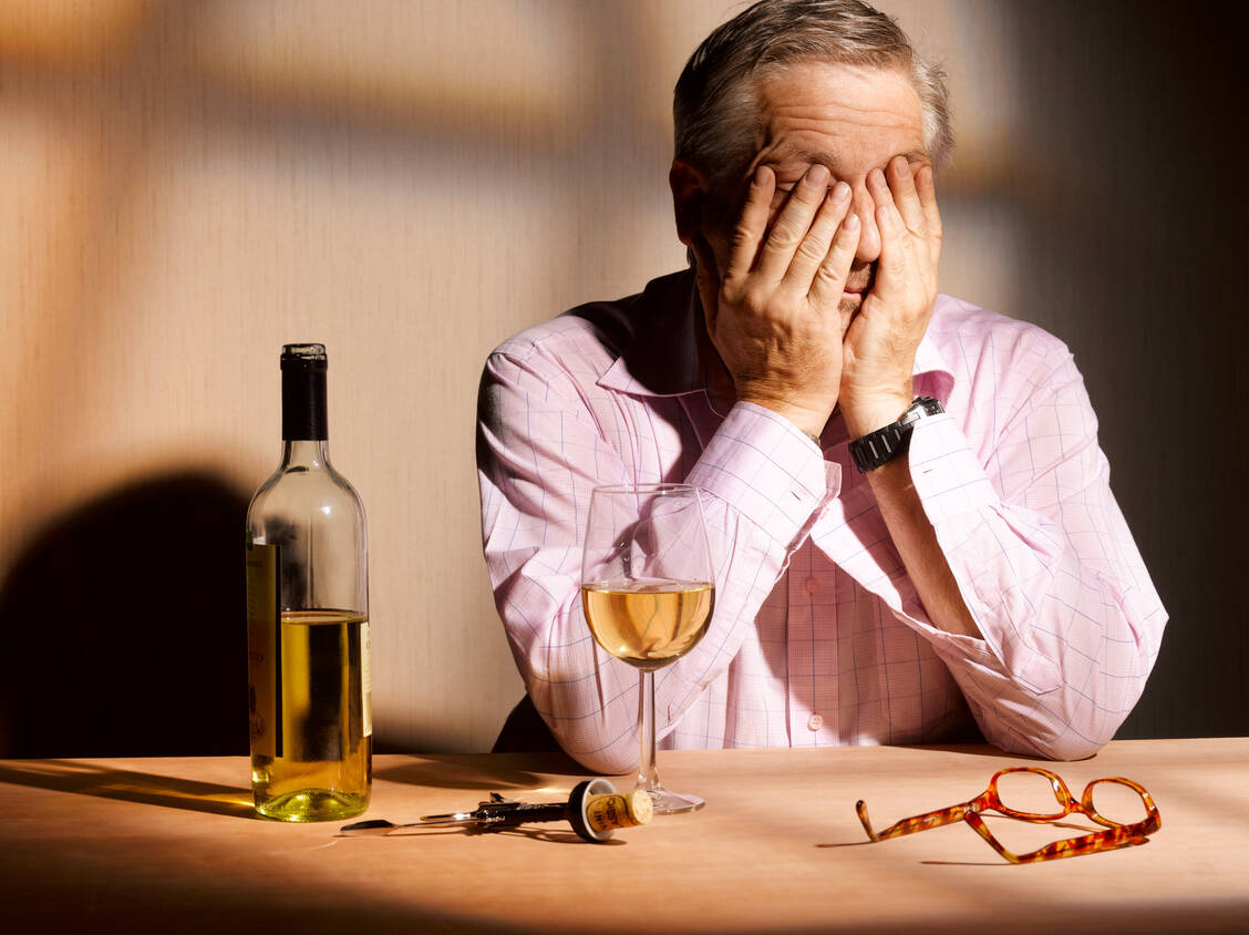 Trinkverhalten im Wandel: Früher war Trinken ein geselliges Ereignis, heute ist Solo-Trinken mit mehr Prozenten angesagt. / © Getty Images/Peter Dazley