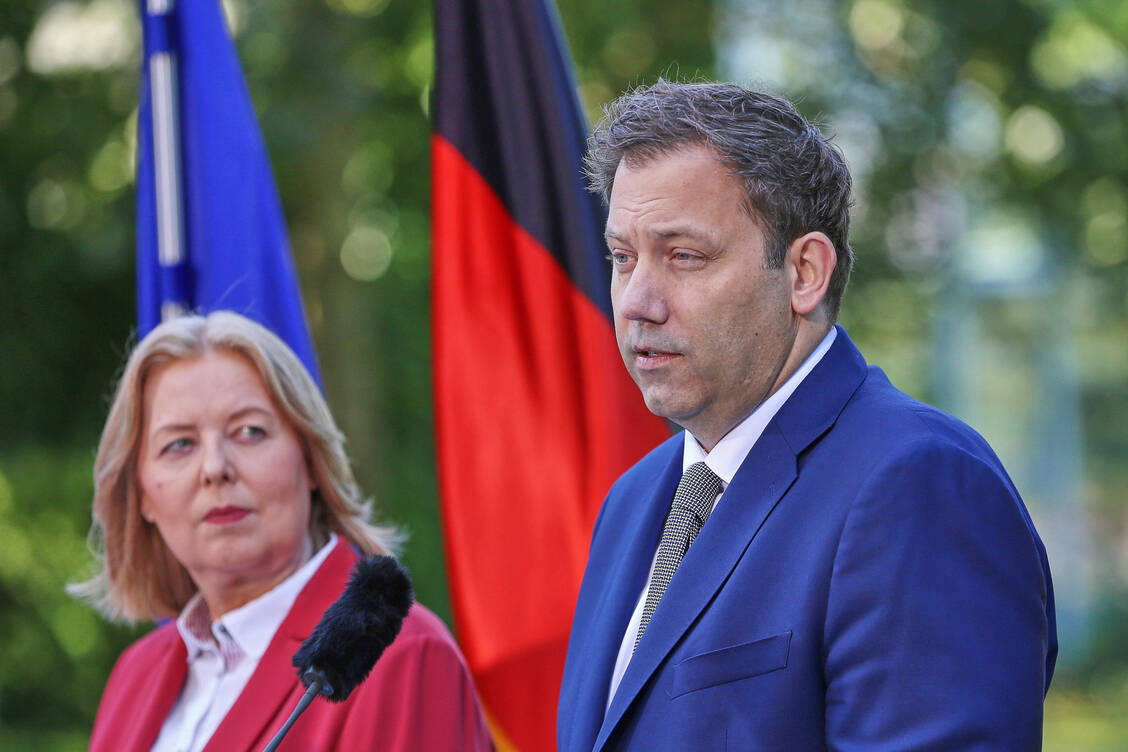 Die beiden SPD-Vorsitzenden Bärbel Bas und Lars Klingbeil sind gleichzeitig Bundesministerin und -minister – darin sieht die Bielefelder SPD eine zu enge Verflechtung. / © Imago dts Nachrichtenagentur