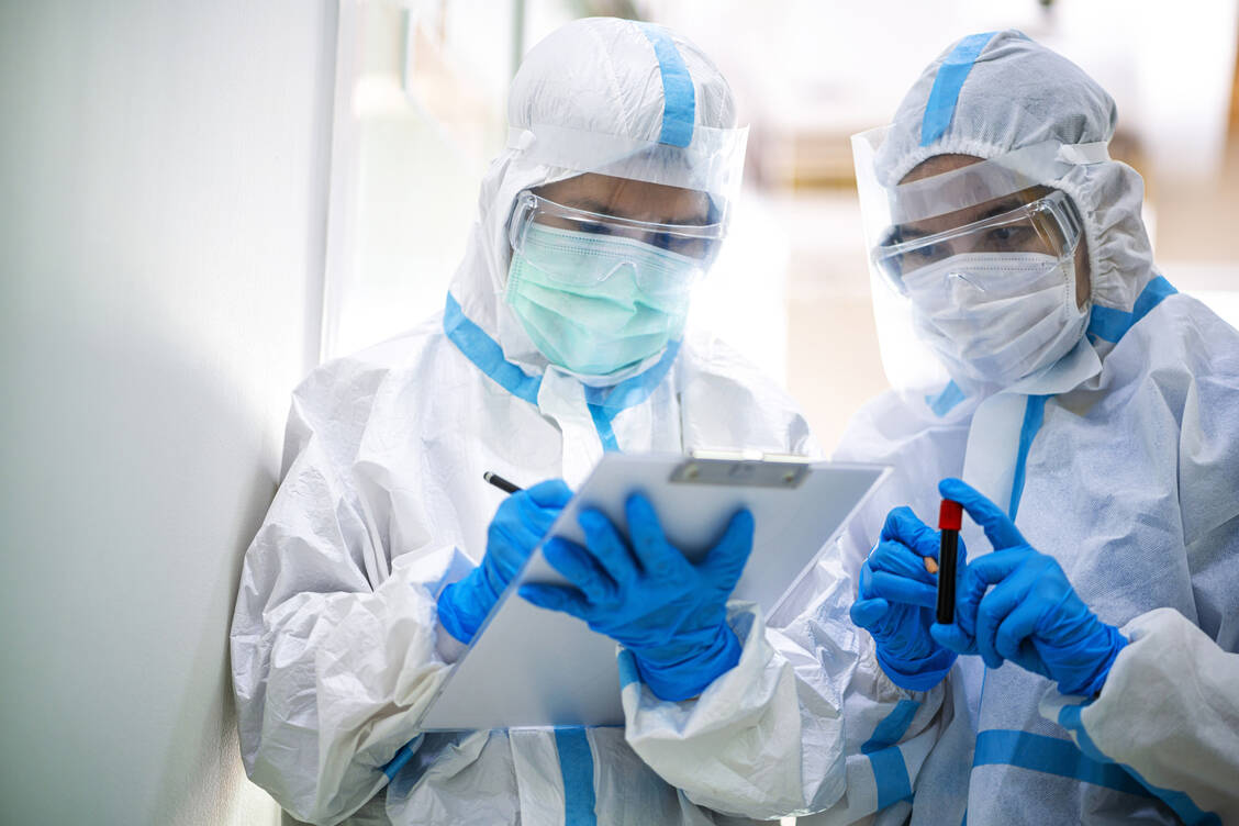 Die Forschung an und mit hochpathogenen Coronaviren erfordert hohe Sicherheitsvorkehrungen. / Foto: Adobe Stock/tuastockphoto