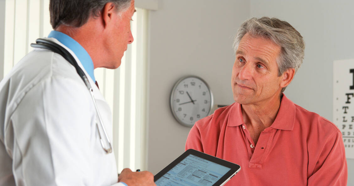 Ob digital oder analog: Der Medikationsplan muss dem Patienten erklärt werden. Apotheker können diese wichtige Aufgabe übernehmen. / Foto: Adobe Stock/Rocketclips