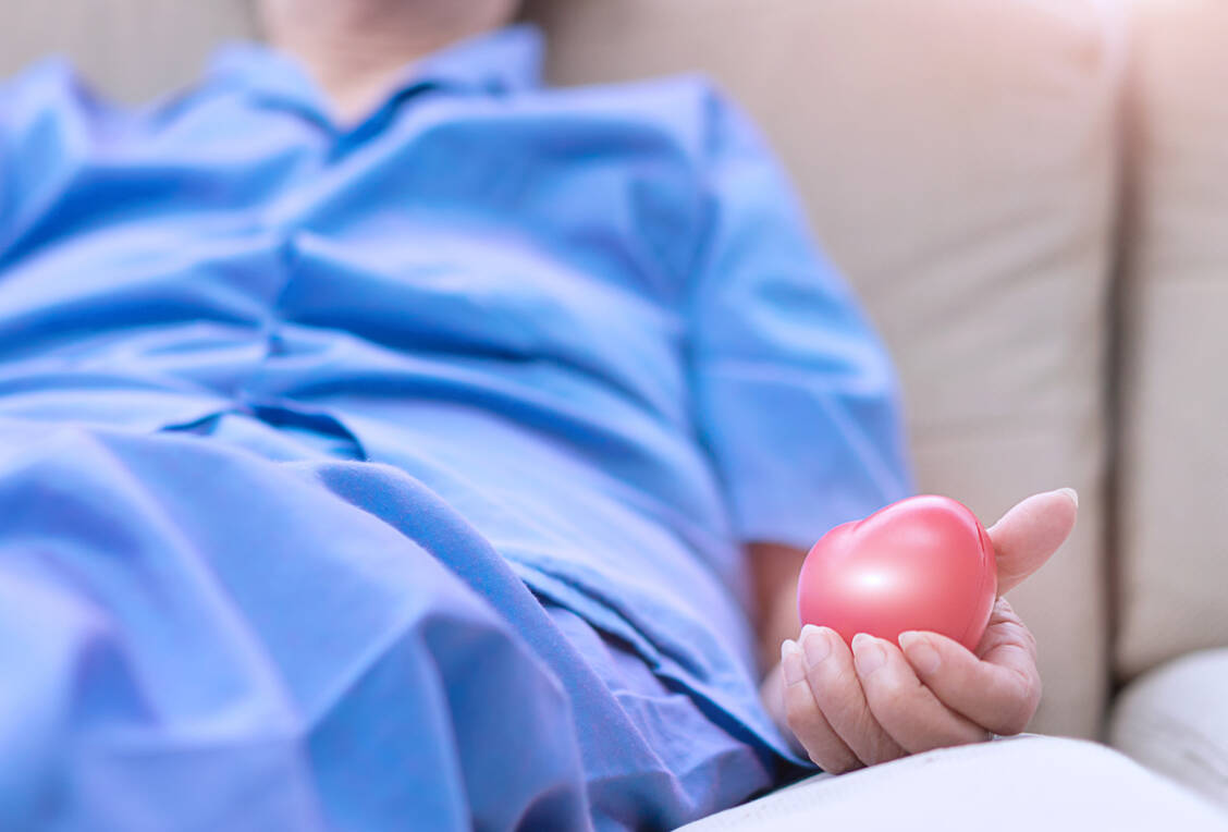Patienten mit Myasthenia gravis leiden unter anderem unter Seh-, Schluck- und Kaubeschwerden. Es kann aber die gesamte willkürlich steuerbare Muskulatur betroffen sein. / Foto: Getty Images/inewsistock