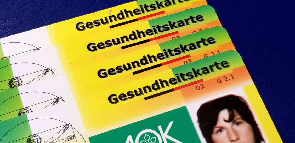 Läuft die  Gültigkeit der elektronischen Versichertenkarte nach fünf Jahren aus, muss die Kasse eine neue Karte liefern.  Die AOK Nordwest hat derzeit Probleme mit der Kartenproduktion. Aufgrund aktueller Lieferprobleme stehen nicht ausreichend Chips für die Ausrüstung  zur Verfügung. / Foto: Imago Images/Eibner
