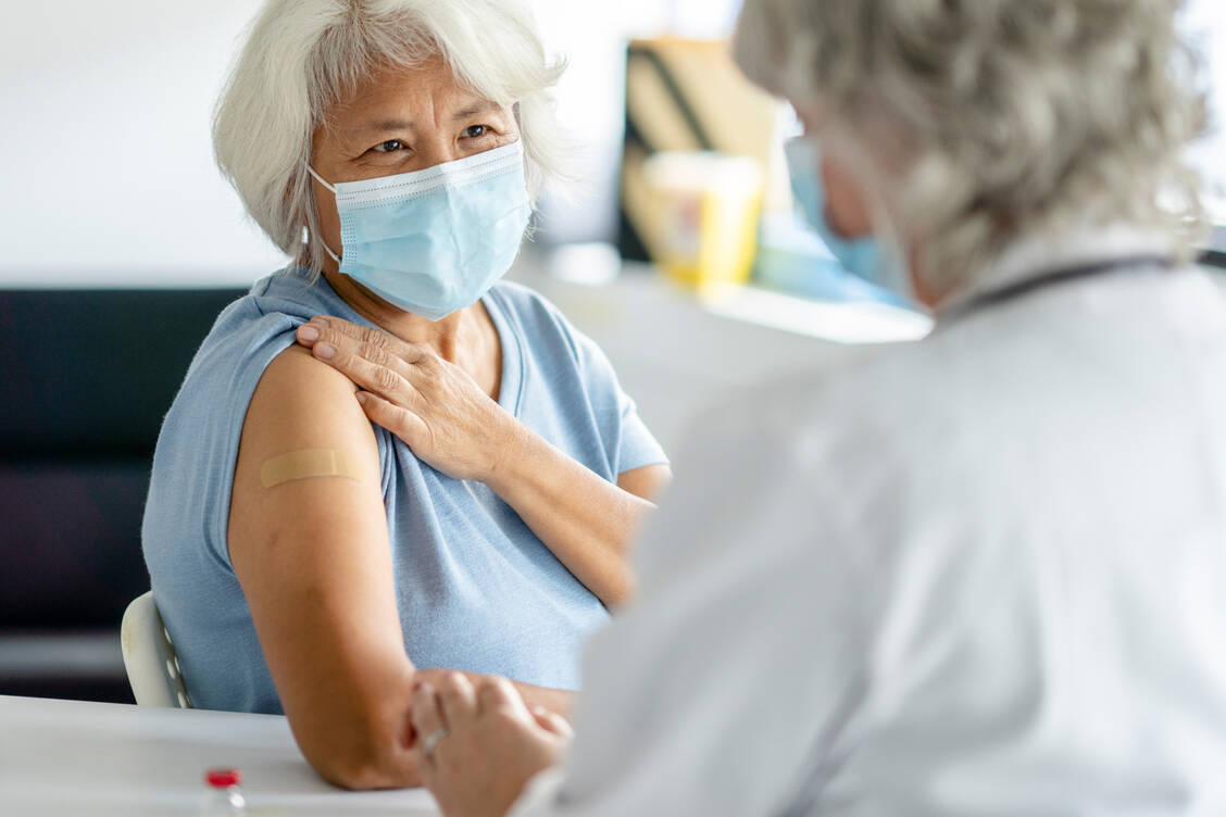 Angesichts des erwarteten Wiedererstarkens der Grippe im Herbst und Winter fordern führende EU-Experten, insbesondere anfällige Menschen sowohl vor Influenza als auch Covid-19 durch Impfungen zu schützen. / Foto: Getty Images/FatCamera