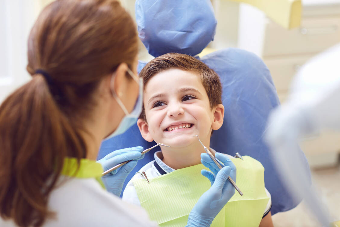 Bislang war die Frage, wann die Krankenkasse das Auftragen des Fluoridlackes zahlt, an das Kariesrisiko geknüpft. / Foto: Adobe Stock/Studio Romantic