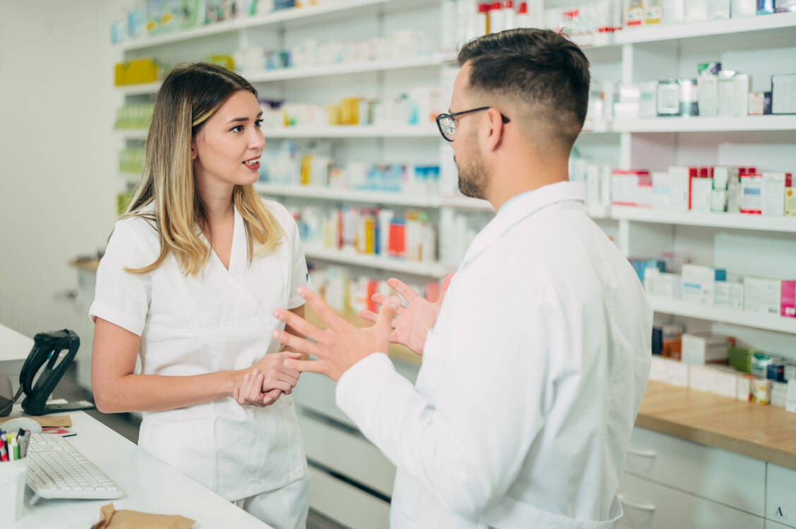Entscheidet sich die Apothekenleitung zum Verkauf der Apotheke, müssen Angestellte beim anstehenden Betriebsübergang einiges beachten. / Foto: Shutterstock/Zamrznuti tonovi