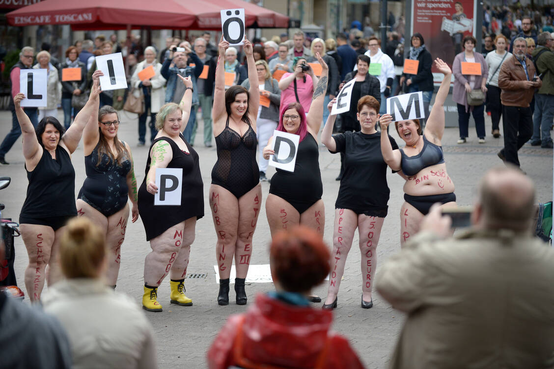 Ein Lipödem ist viel häufiger als vermutet. Betroffene Frauen demonstrierten im Oktober 2016 in Essen für die Akzeptanz dieser Fettverteilungsstörung. / Foto: Imagoi Images/Funke Foto Services