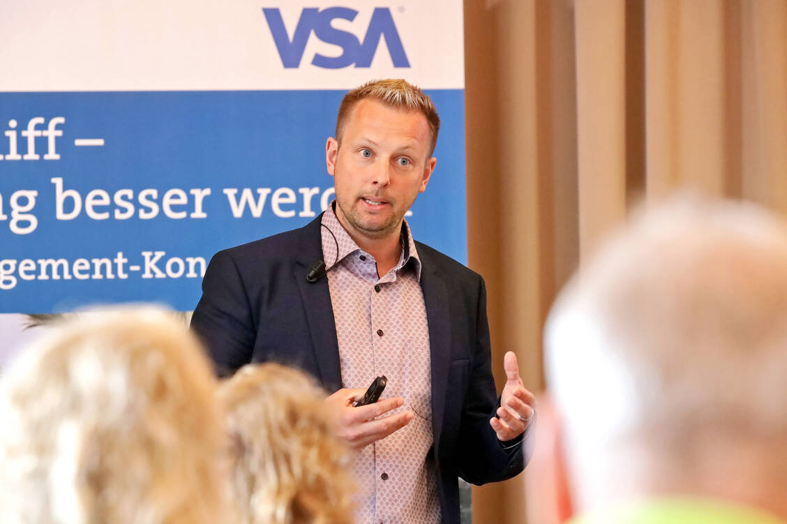 Sven Siebenand informiert regelmäßig bei Fortbildungen über die neuesten Arzneistoffe auf dem Markt. Beim PZ-Managementkongress stellte der stellvertretende PZ-Chefredakteur  ein Best-of des letzten Jahrgangs vor. / Foto: PZ/Alois Müller