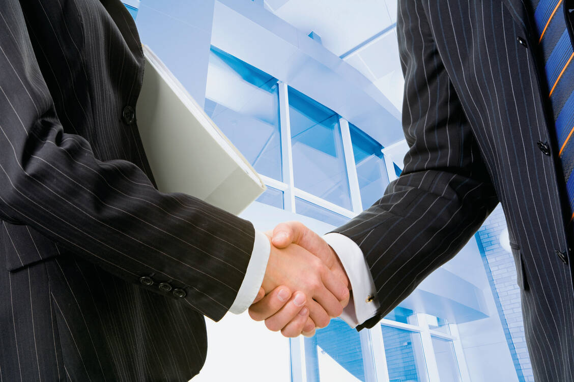 Der Deal steht: Zum 1. Oktober übernimmt der Pharmakonzern Hermes das OTC-Sortiment von KrewelMeuselbach. / Foto: Fotolia/pressmaster