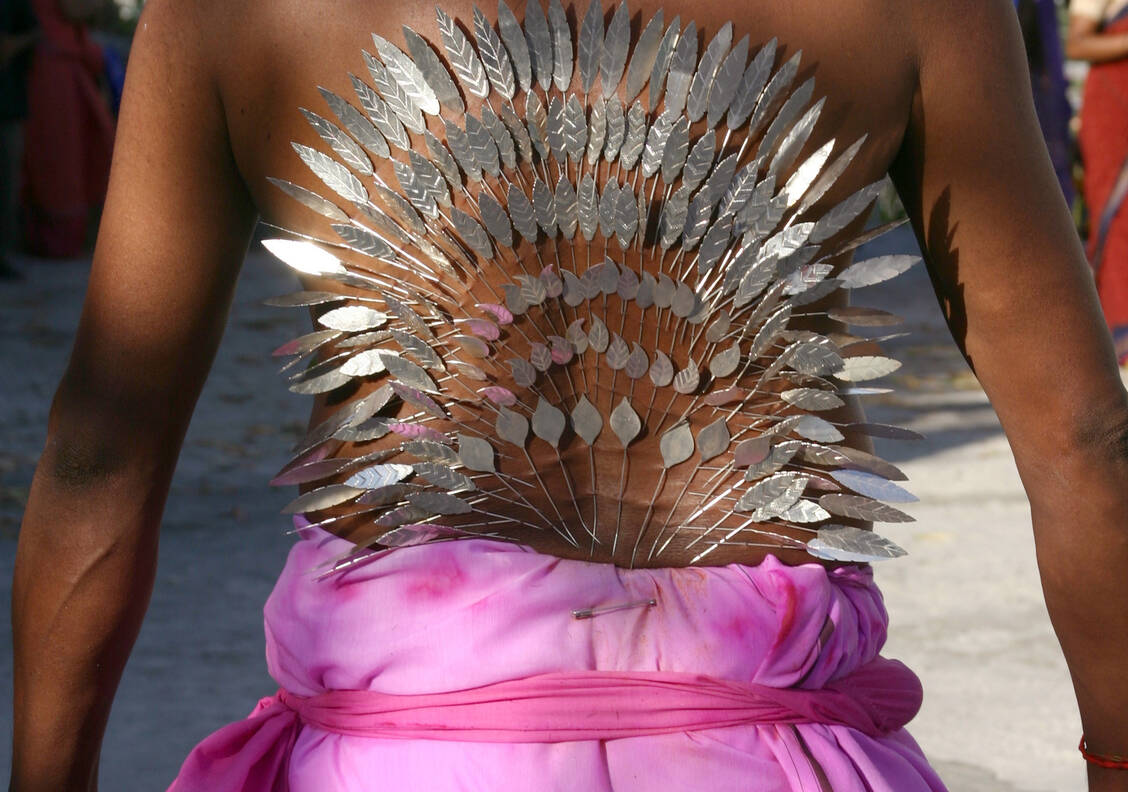 Tamilischer Mann mit rituellen Piercings anlässlich einer religiösen Feier / Foto: Adobe Stock/Ami