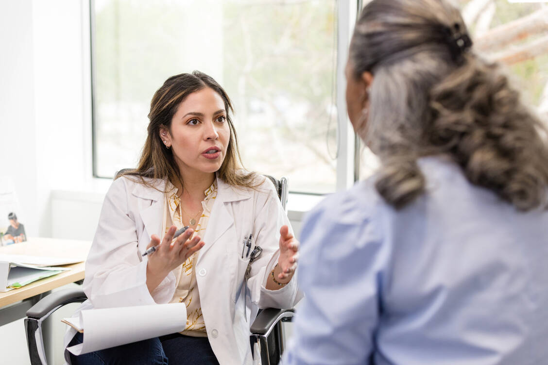 Eine Hormonersatztherapie (HRT) hat verschiedene Vorteile, ist aber mit einem geringen Anstieg des Brustkrebsrisikos verbunden. Die Entscheidung für oder gegen eine HRT ist daher eine Abwägung unter Berücksichtigung der gesundheitlichen Gesamtsituation der Frau. / © Getty Images/SDI Productions