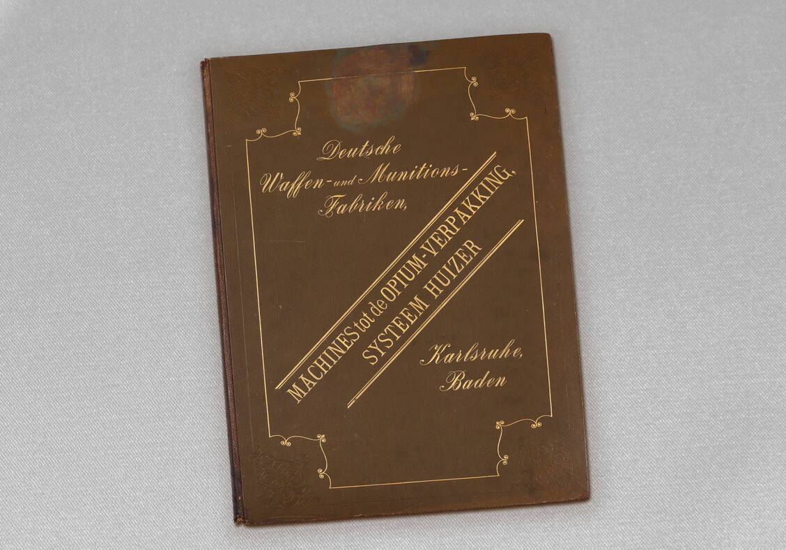 Abbildung 1: Baupläne für Opium-Verpackungsmaschinen, Vorderdeckel mit Prägung. Deutsche Waffen- und Munitionsfabriken Karlsruhe, circa 1896. Bibl. sign. 2 / K DWMK / © DAM