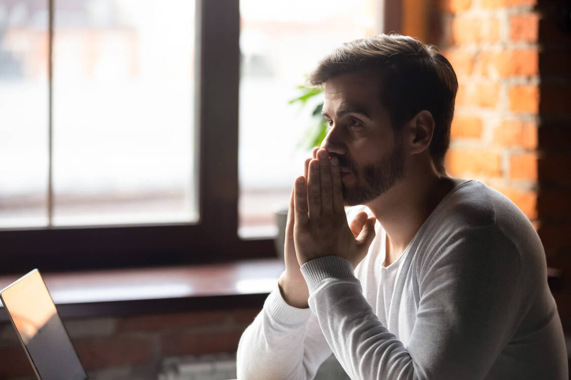 Patienten, die eine SARS-CoV-2-Infektion überstanden haben, leiden teilweise unter Konzentrationsschwierigkeiten – »Brain Fog«. / Foto: Adobe Stock/fizkes
