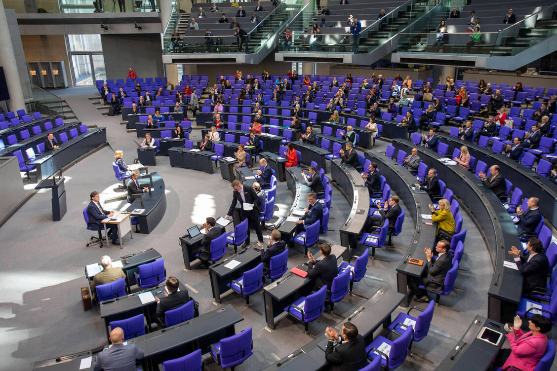 Das DVPMG könnte noch in dieser Woche vom Bundestag beschlossen werden. Die Regierungsfraktionen haben das Makelverbot für E-Rezepte und E-Rezept-Codes nochmals nachgebessert. / Foto: Imago/Christian Thiel