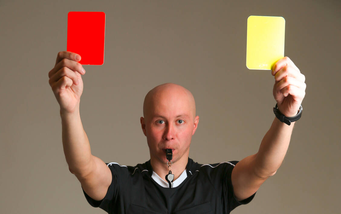 Für das wiederholte Foulspiel an den Apotheken müsste das Bundesgesundheitsministerium gelb-rot sehen. / Foto: Adobe Stock/Петр Смагин