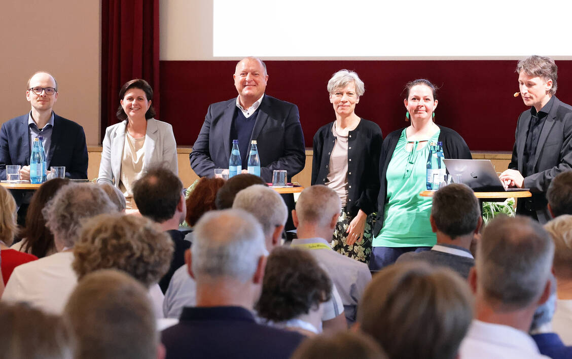 Der Vorstand der Bundesapothekerkammer (BAK) und Moderator Alexander Müller bei der berufspolitischen Diskussion in Meran. / © PZ/Alois Müller