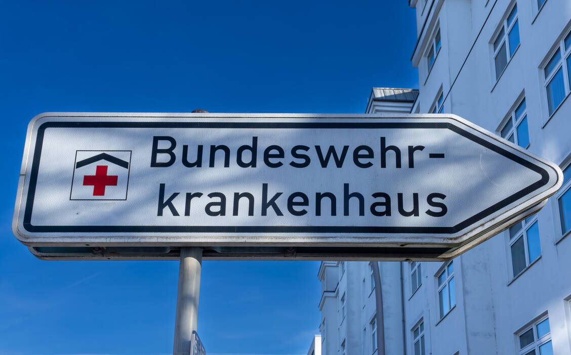 Neben den fünf Bundeswehrkrankenhäusern in Deutschland spielen auch die Universitätsklinika eine übergeordnete Rolle bei der Vorbereitung auf einen möglichen Krisenfall. / © Getty Images/Timothy Shoot