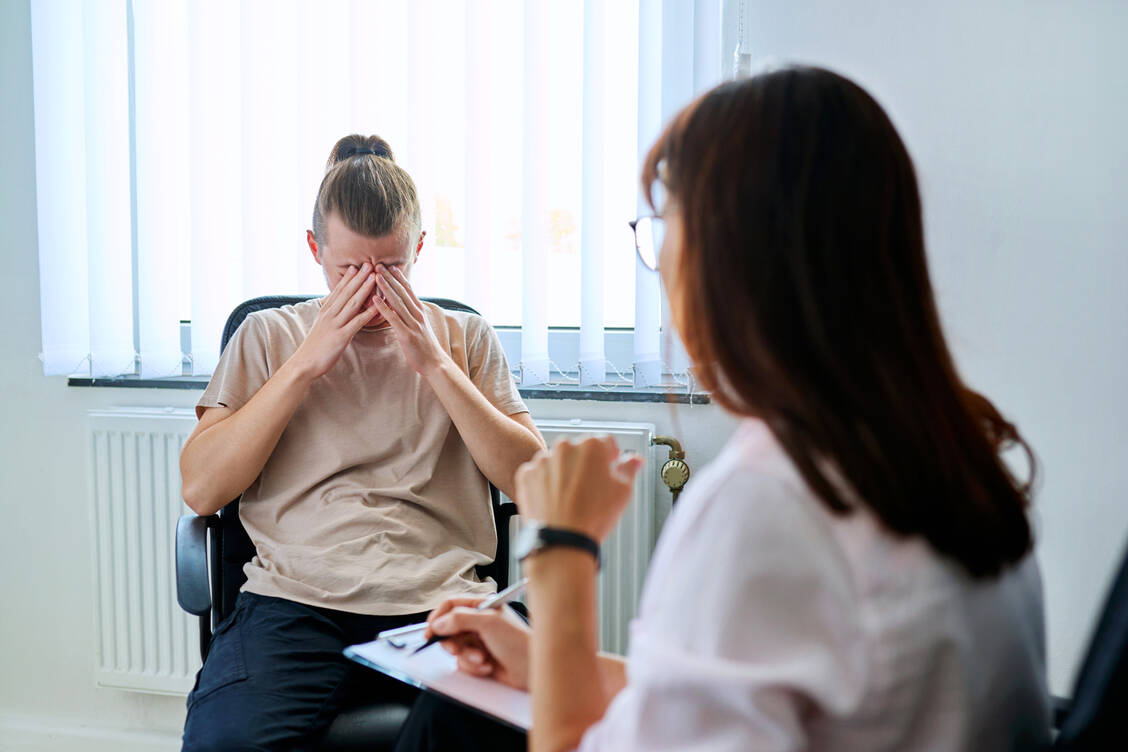 Die Depression bei bipolarer Störung wird medikamentös anders behandelt als eine unipolare Depression. / © Shutterstock/VH-studio