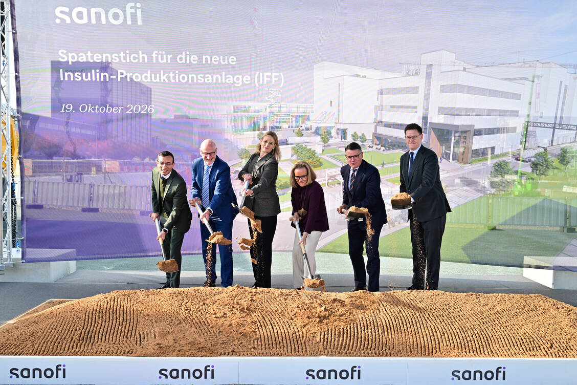 Belén Garijo (4. von links) beim symbolischen ersten Spatenstich für das Insulinwerk in Frankfurt. / © Sanofi