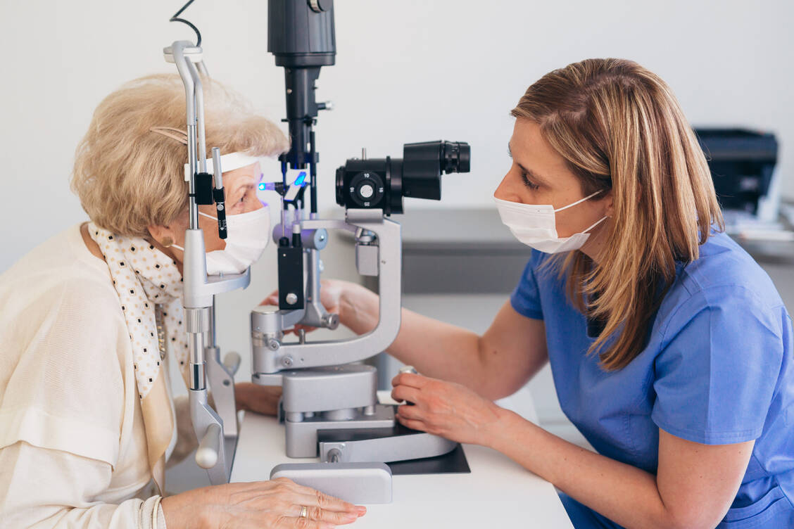 Regelmäßig sollten Diabetiker ihre Augen untersuchen lassen. Viele entwickeln ein diabetisches Makulaödem. Zu den frühen Symptomen gehören verschwommenes oder wellenförmiges zentrales Sehen und eine verzerrte Farbwahrnehmung. / Foto: Adobe Stock/cherryandbees