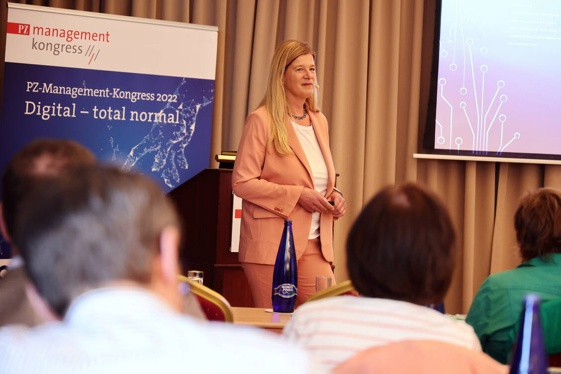 Apothekerin Margit Schlenk berät ihre Patienten bereits seit Pandemiebeginn auf Wunsch auch per Videosprechstunde. / Foto: PZ/Alois Müller