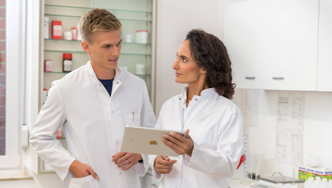 Eine fundierte Ausbildung im praktischen Jahr legt den Grundstein für die weitere Berufstätigkeit. Die Bayerische Landesapothekerkammer hat hierzu eine neue Zertifikatsfortbildung entwickelt.  / Foto: ABDA