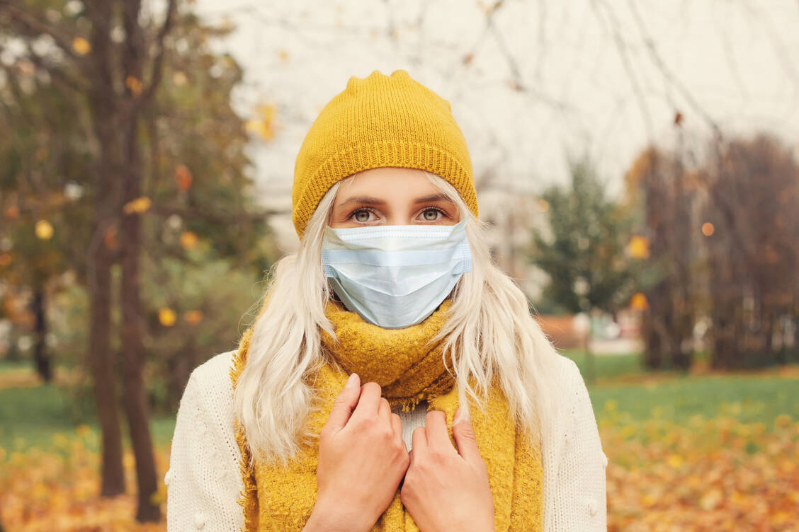 Im kommenden Herbst werden die SARS-CoV-2-Infektionszahlen wieder ansteigen. Welche Schutzmaßnahmen dann nötig werden könnten, hängt von der Virusevolution ab. / Foto: Getty Images/JNemchinova