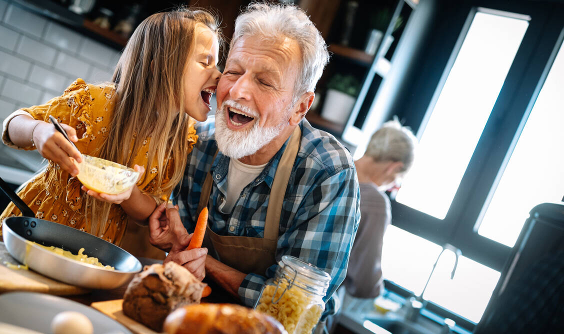 Im Alter nimmt die kognitive Leistungsfähigkeit naturgemäß ab. Mit einfachen Maßnahmen kann man sie aber positiv beeinflussen. An erster Stelle steht dabei der Kontakt mit Kindern. / Foto: Adobe Stock/nd3000