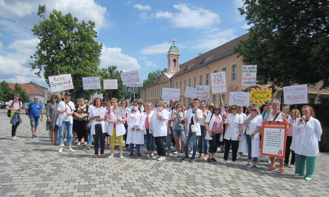 Fast alle Apotheken in Neuruppin und den umliegenden Orten blieben heute geschlossen. Viele Mitarbeiter fanden sich auf dem Schulplatz in Neuruppin ein, um zu demonstrieren. / Foto: PZ/Annette Rößler