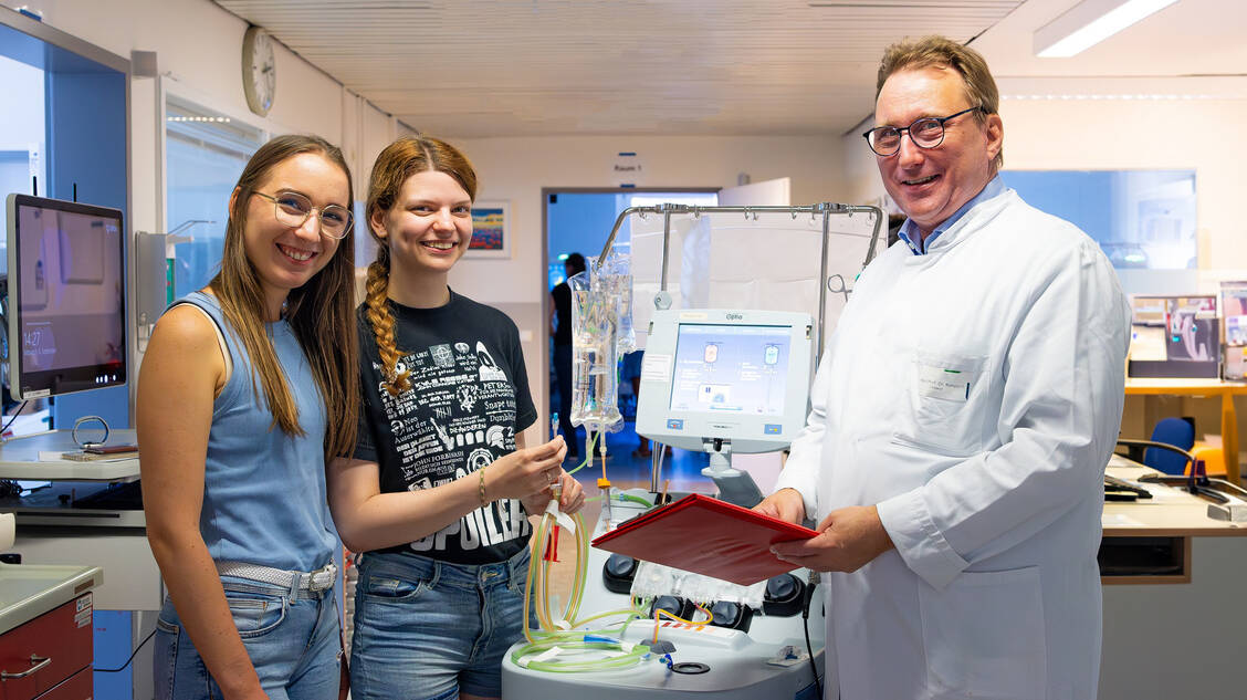 Professor Dr. Jan Kielstein, Chefarzt der Klinik für Nephrologie, Blutreinigung und Rheumatologie, im Gespräch mit Lea Zunk, Medizin-Studierende im PJ (links) und Pharmazeutin Joana Seyda (Mitte). / Foto: SKBS/Björn Petersen