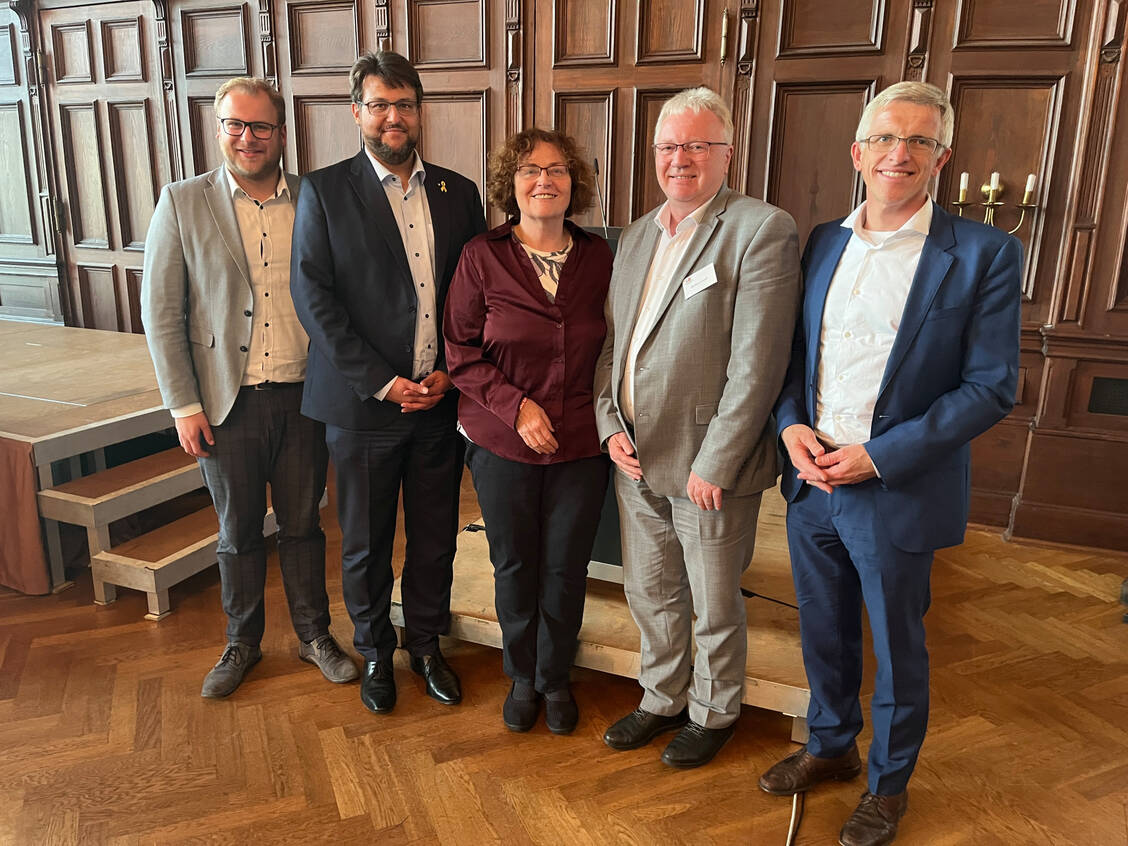 In Merseburg in Sachsen-Anhalt debattierten die Landtagsabgeordneten Konstantin Pott (FDP), Tobias Krull (CDU) und Heide Richter-Airijoki (SPD) mit LAV-Chef Mathias Arnold und Elmar Mand über die geplante Apothekenreform. / Foto: PZ