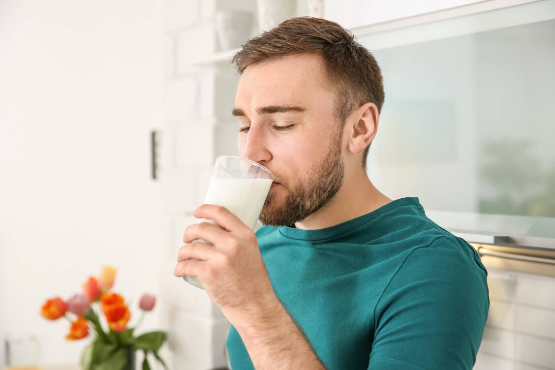 Milch enthält offenbar Faktoren, die zur Entstehung der Autoimmunerkrankung Multiple Sklerose beitragen könnten. / © Adobe Stock/New Africa