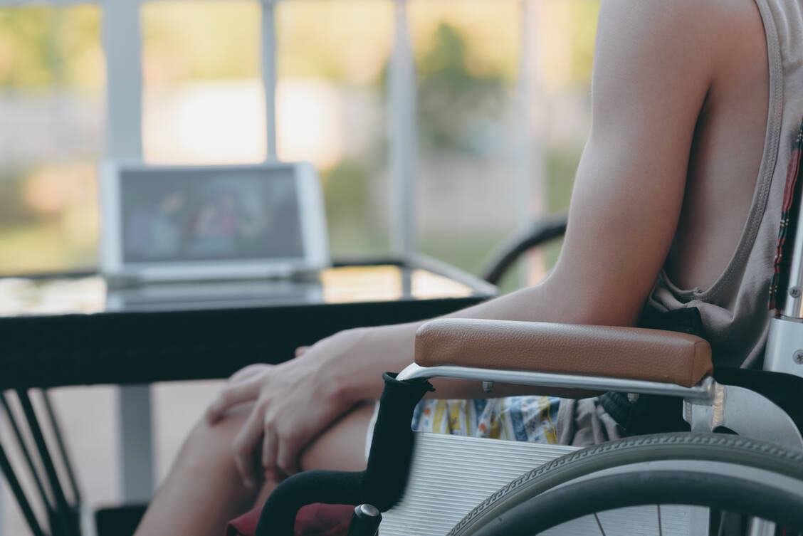 Die Diagnose der Duchenne-Muskeldystrophie wird  in der Regel im Kleinkindalter gestellt. Die Gehfähigkeit nimmt im Laufe der Zeit ab und die Patienten sind auf einen Rollstuhl angewiesen. / © Adobe Stock/Gaysorn