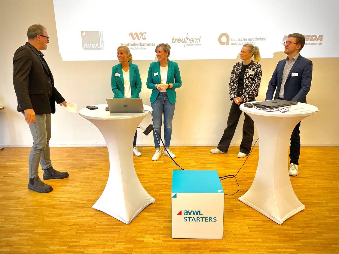 Julius Rochell, Eva Tingelhoff, Katrin Wesel und Verena Löcken (v.r.) sprachen mit Moderator Oliver Pauli über ihre Erfahrungen in der Selbstständigkeit und machten so jungen potenziellen Gründerinnen und Gründern Mut. / © AVWL