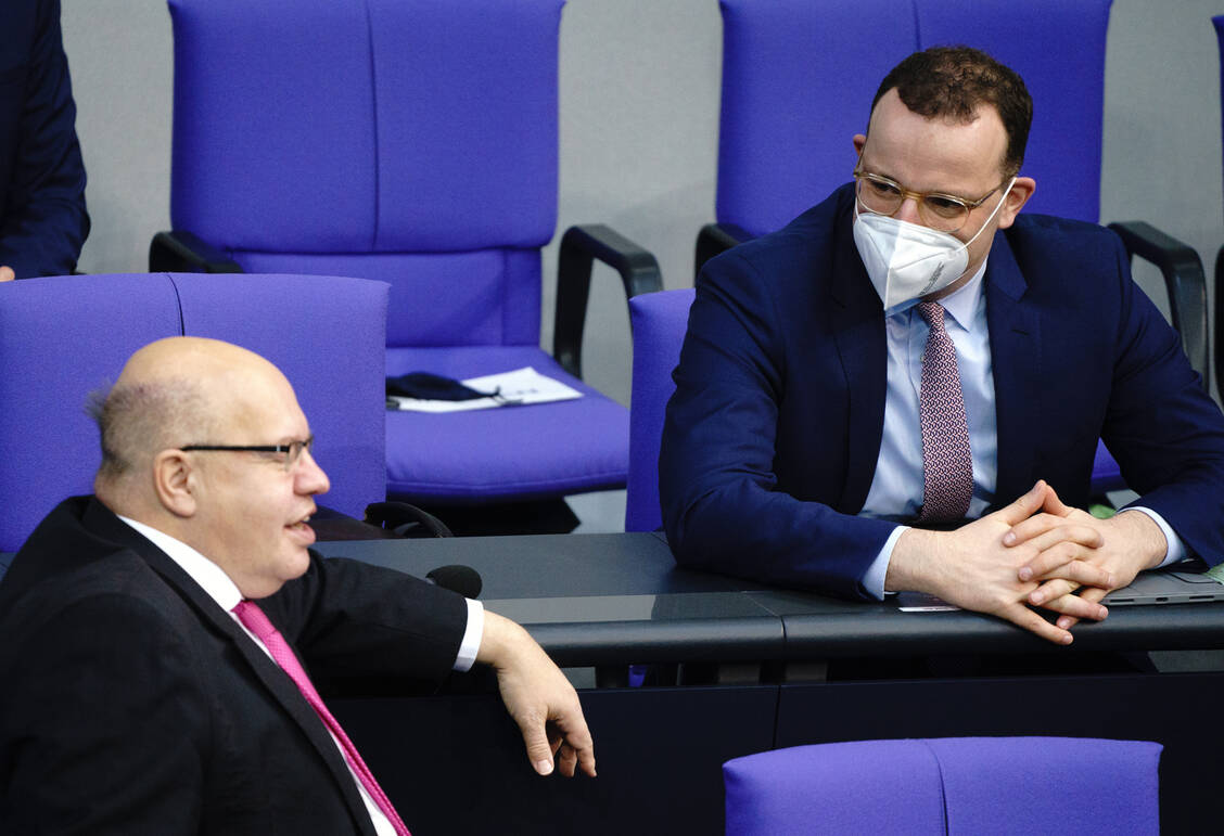 Der Bundeswirtschaftsminister Peter Altmaier (links) und der Bundesgesundheitsminister Jens Spahn (beide CDU) möchten mit bis zu 200 Millionen Euro die heimische Produktion von Antigentests fördern. / Foto: picture alliance/dpa | Kay Nietfeld